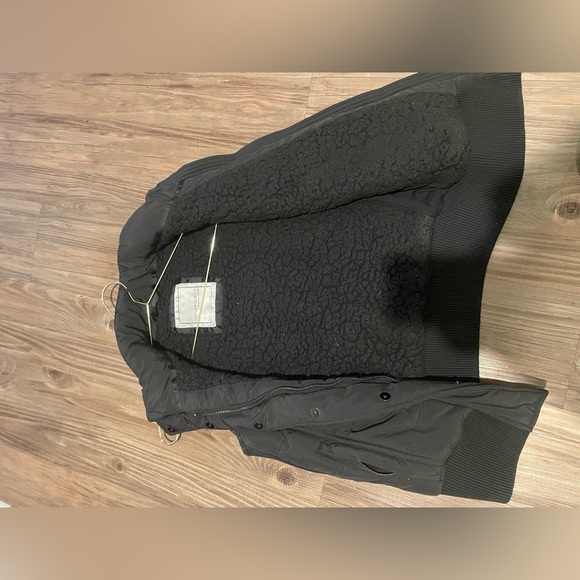 Lorna Jane puffer vest - Picture 2 of 3